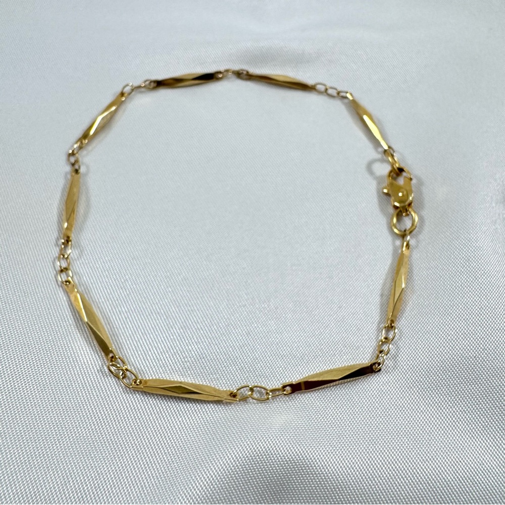 Vintage dainty gold tone bracelet for larger wrist in near mint condition